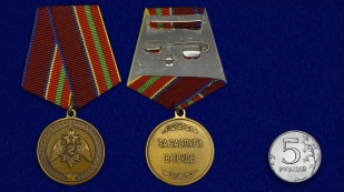 Медаль За заслуги в труде - сравнительный размер