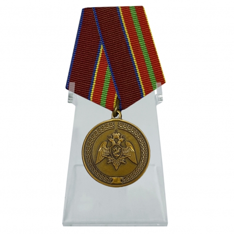 Медаль За заслуги в труде на подставке