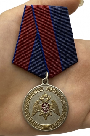 Медаль За заслуги в укреплении правопорядка (Росгвардии) на подставке - вид на ладони