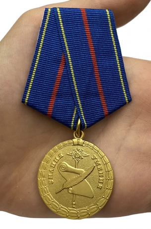 Медаль За заслуги в управленческой деятельности МВД РФ 1 степени на подставке - вид на ладони