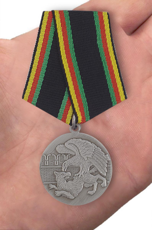 Медаль Защитнику Отечества - вид на ладони