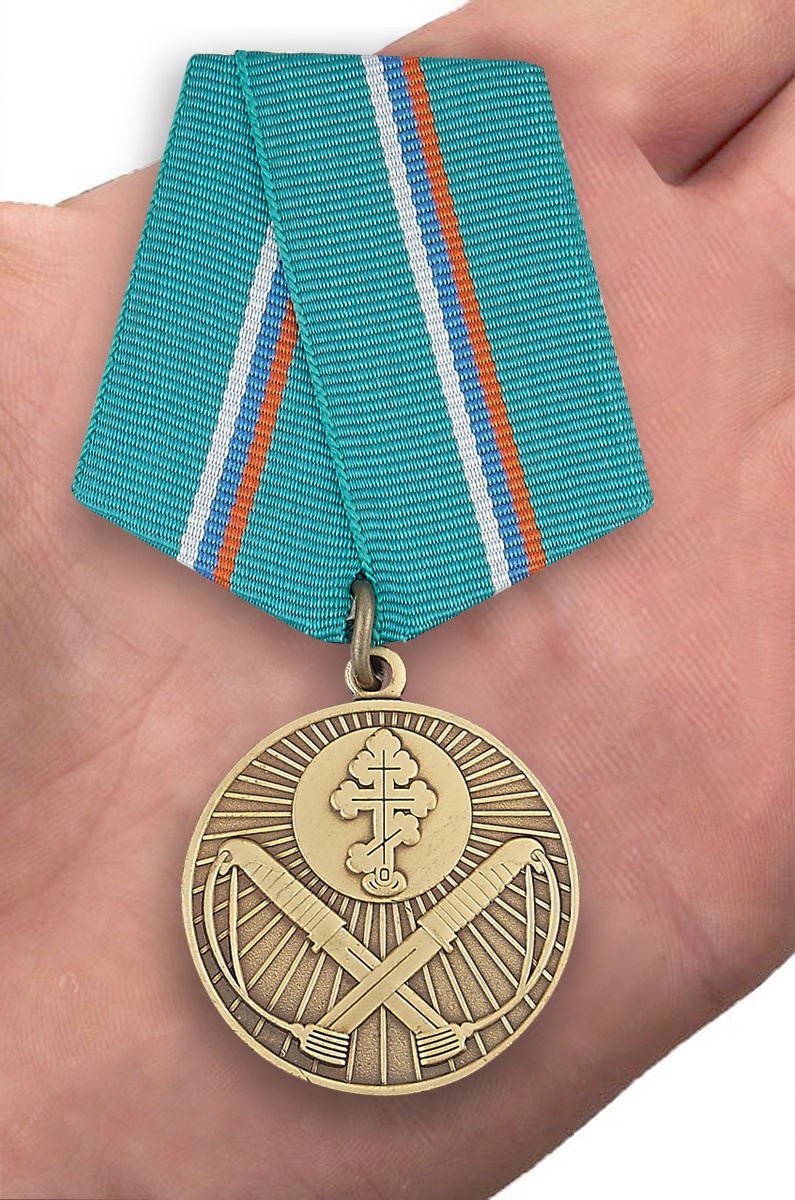 Медаль "Защитнику рубежей Отечества" в футляре с покрытием из флока – вид на ладони