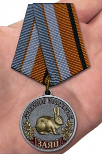 Медаль Заяц (Меткий выстрел) на подставке - вид на ладони