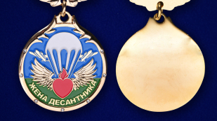 Медаль "Жена десантника" в футляре из темно бордового флока - аверс и реверс