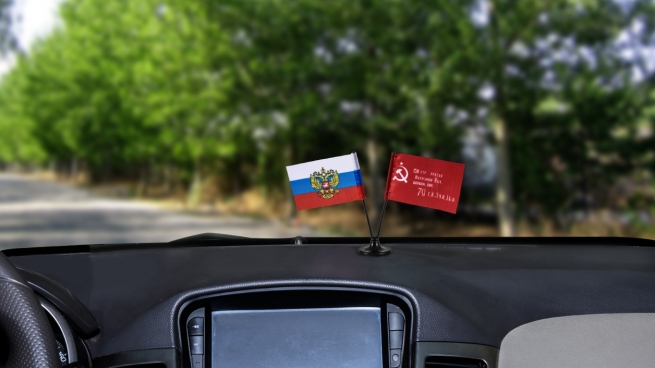 Купить миниатюрный двойной флажок России и Знамя Победы