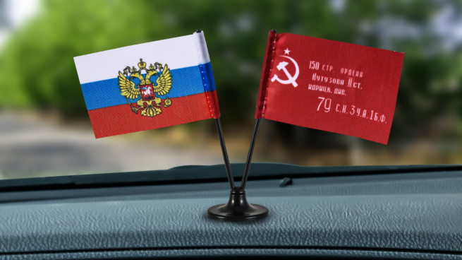 Заказать миниатюрный двойной флажок России и Знамя Победы