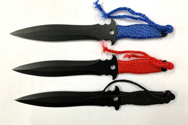 Набор метательных ножей с черными лезвиями и цветными шнурами