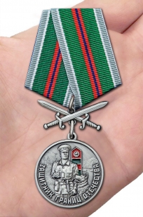 Наградная медаль ПВ Защитник границ Отечества - вид на ладони