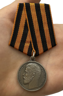 Наградная медаль За храбрость 3 степени (Николай 2) - вид на ладони