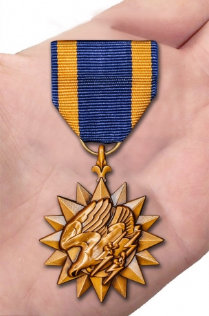 Наградная воздушная медаль США - вид на ладони