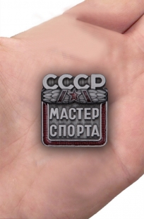 Наградной знак Мастер спорта СССР - вид на ладони
