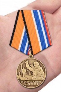 Нагрудная медаль Z V За освобождение Мариуполя - вид на ладони