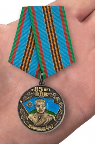 Нагрудная медаль ВДВ с изображением Маргелова В Ф - вид на ладони