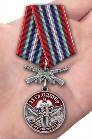Нагрудная медаль 11 Гв. ОДШБр - вид на ладони