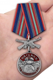 Нагрудная медаль 98 Гв. ВДД - вид на ладони