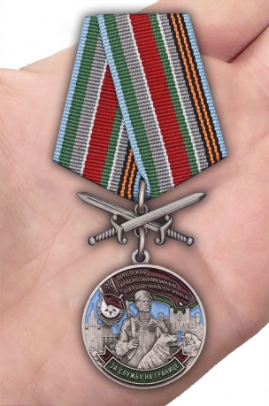 Нагрудная медаль Брестская Краснознаменная пограничная группа - вид на ладони