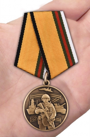 Нагрудная медаль участнику СВО - вид на ладони