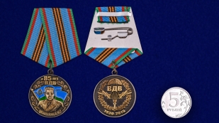 Нагрудная медаль ВДВ с изображением Героя Советского Союза – Маргелова В.Ф. на подставке - сравнительный вид