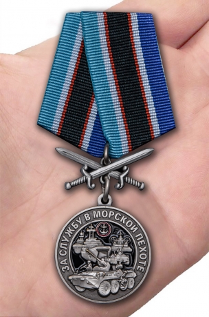 Нагрудная медаль За службу в Морской пехоте - вид на ладони