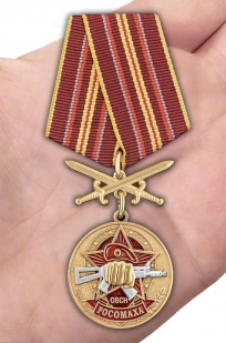 Нагрудная медаль За службу в ОВСН Росомаха - вид на ладони