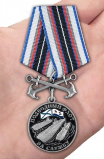 Нагрудная медаль За службу в подводном флоте - вид на ладони