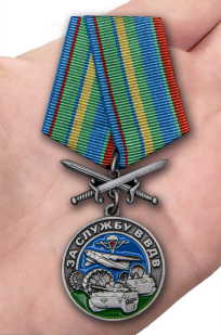 Нагрудная медаль За службу в ВДВ - вид на ладони