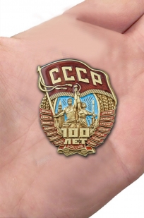 Нагрудный знак 100 лет СССР - вид на ладони