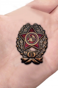 Нагрудный знак Красный командир (1918-1922 гг.) - вид на ладони