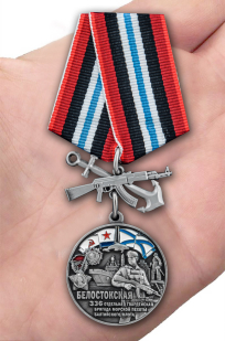 Нагрудная медаль 336-я отдельная гвардейская Белостокская бригада морской пехоты БФ - вид на ладони