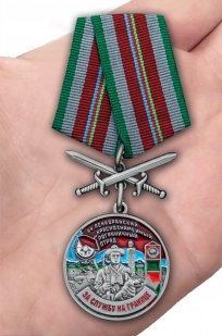 Нагрудная медаль За службу в Ленкоранском пограничном отряде - вид на ладони