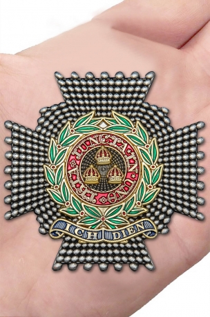 Нагрудный орден Бани (Звезда Рыцаря-Командора) - вид на ладони
