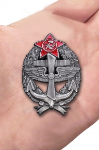 Нагрудный знак Красного командира - морского лётчика на подставке - вид на ладони