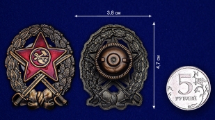 Нагрудный знак Красного Командира кавалерийских частей РККА на подставке - сравнительный вид