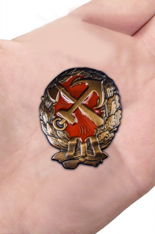 Нагрудный знак Красного командира ж.д. войск - вид на ладони