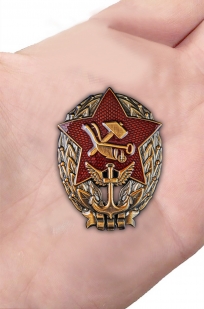 Нагрудный знак Красный командир РККФ - вид на ладони