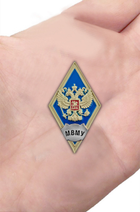Нагрудный знак об окончании Московского военно-музыкального училища - вид на ладони
