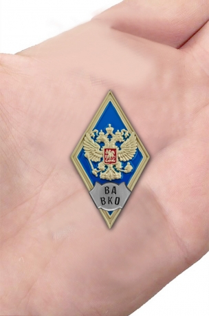 Нагрудный знак об окончании Военной академии ВКО им. Г.К. Жукова - вид на ладони