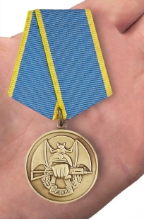 Общественная медаль «Резерв» Ассоциация ветеранов спецназа - вид на ладони
