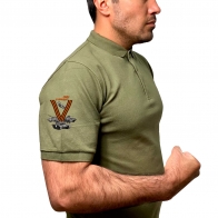 Оливковая надежная футболка-поло с литерой V