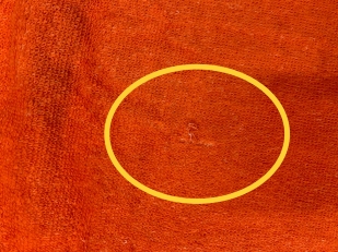 Оранжевое яркое полотенце с зайкой