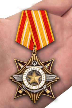Орден 100-летие Вооруженных сил в красивом футляре из бархатистого флока - вид на ладони