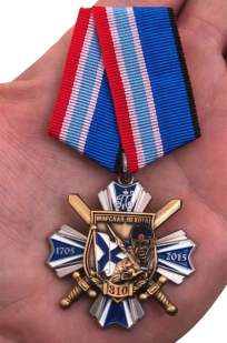 Орден "Морская пехота - 310 лет" в темно-бордовом футляре из бархатистого флока - вид на ладони