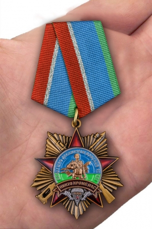 Орден на колодке "90 лет Воздушно-десантным войскам" в футляре - вид на ладони