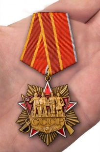 Орден на колодке "СССР" в футляре из флока - вид на ладони