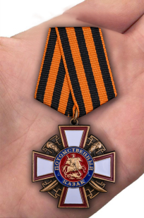 Орден "Потомственный казак" в бархатистом футляре из бордового флока - вид на ладони
