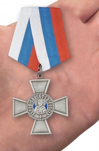 Орден Святителя Николая Чудотворца в бархатистом футляре из флока - вид на ладони