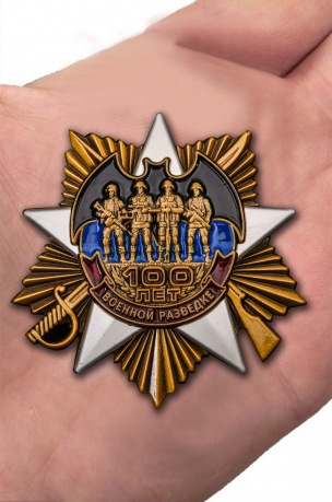 Орден юбилейный "100 лет Военной разведке" в бордовом футляре из флока - вид на ладони