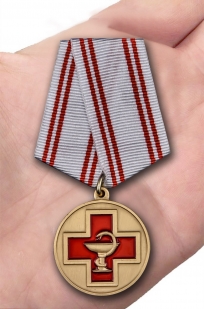 Памятная медаль За заслуги в медицине - вид на ладони
