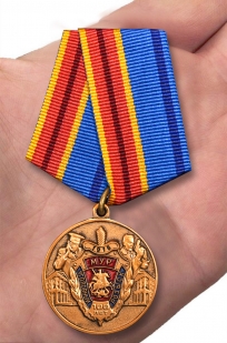 Памятная медаль 100 лет Московскому Уголовному розыску - вид на ладони
