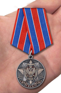 Памятная медаль 100 лет органам Государственной безопасности - вид на ладони